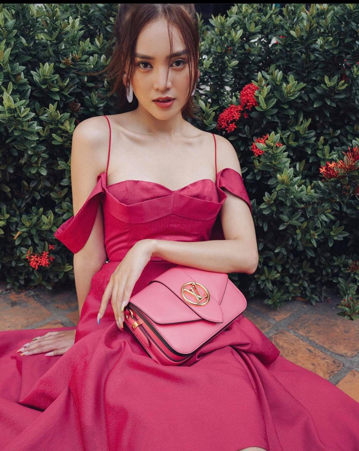 Bên cạnh đó, tính cách vui vẻ, thân thiện, lăn xả trong các game show truyền hình giúp nữ diễn viên chiếm được cảm tình của đông đảo khán giả.