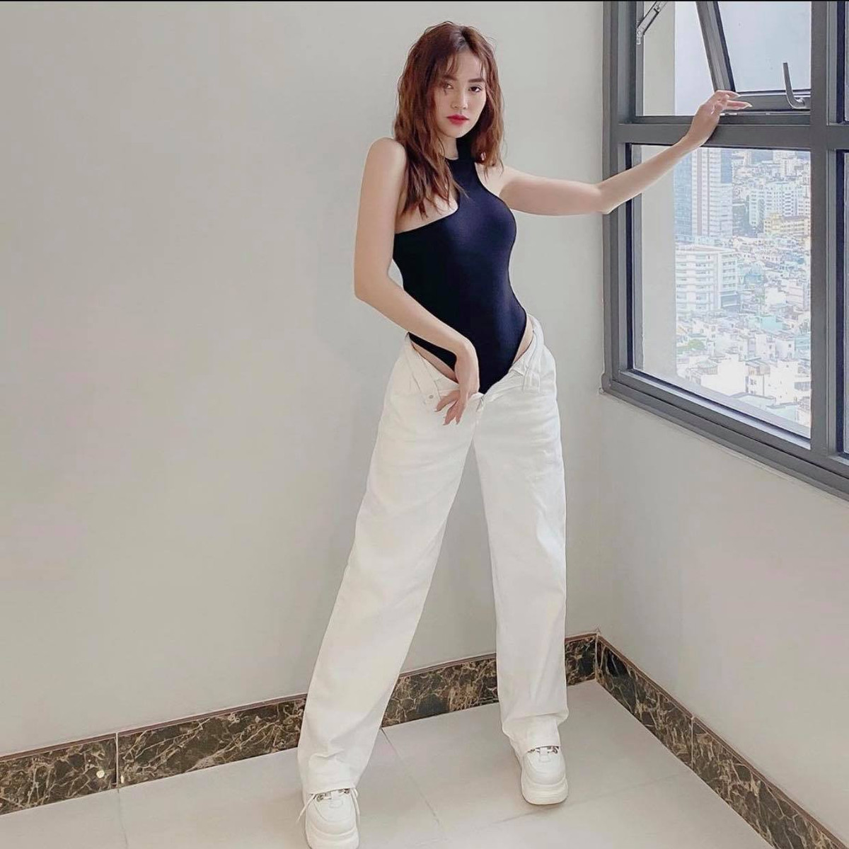 Body suite kết hợp với quần jeans cực tôn dáng.