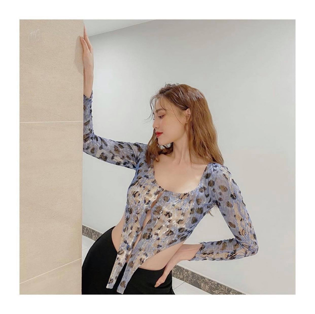 Vòng eo siêu nhỏ cùng nước da mịn mang trắng trẻo đáng mơ ước.