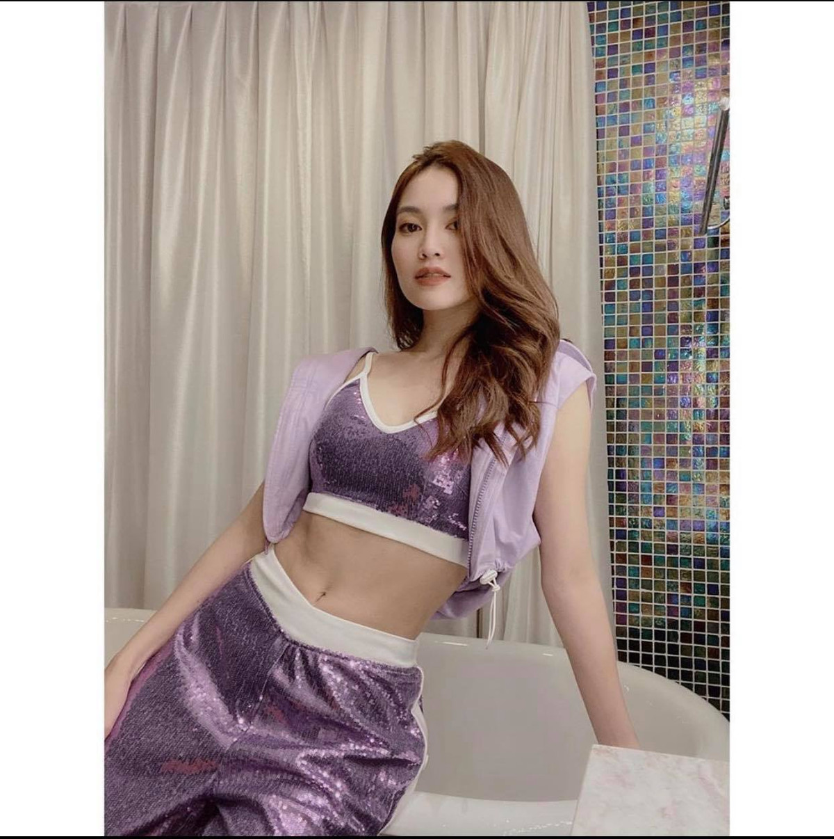 Là ngọc nữ của màn ảnh Việt, Ninh Dương Lan Ngọc ngoài khả năng diễn xuất còn ghi dấu ấn trong lòng khán giả nhờ nhan sắc xinh đẹp và thân hình gợi cảm.