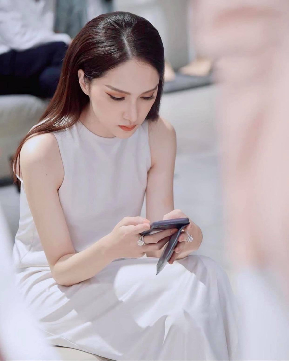 Cuối cùng là việc chăm sóc để có làn da mịn màng, trắng sáng bằng cách bổ sung nhiều nước, hạn chế trang điểm và dùng mặt nạ từ thiên nhiên. Nguồn ảnh: Instagram nhân vật.