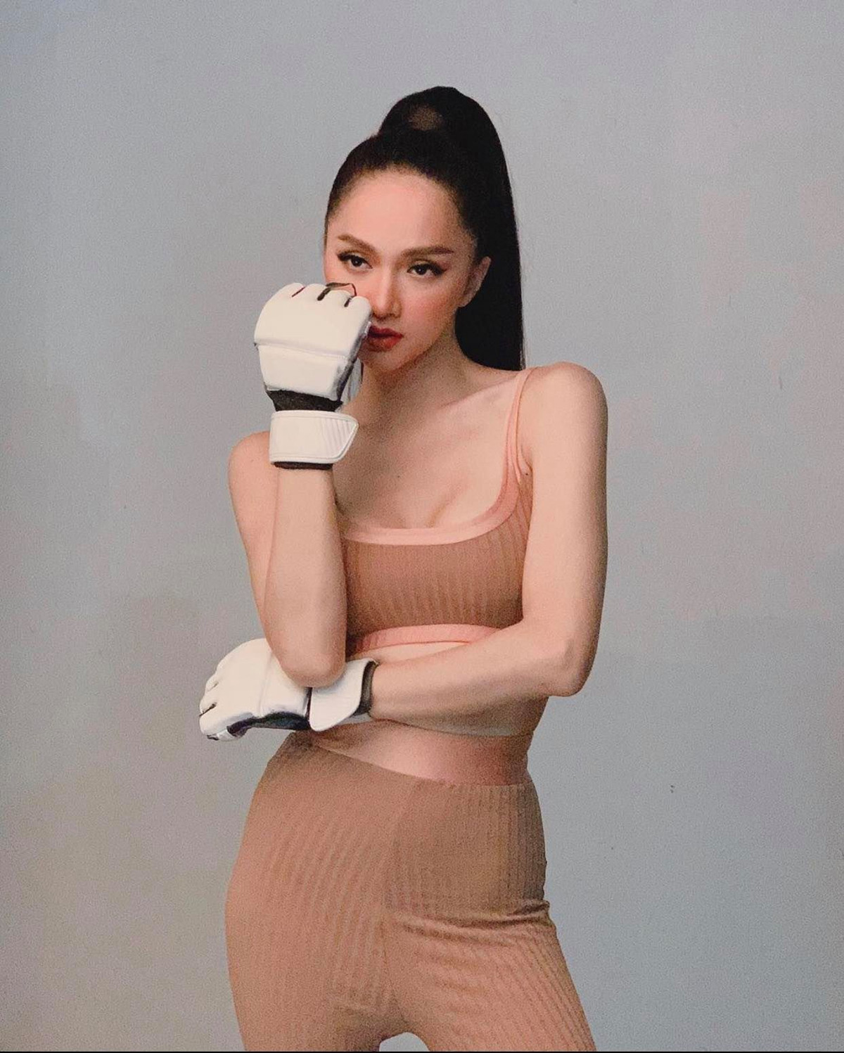 Mỗi bữa ăn của cô cân đối giữa hàm lượng calo đảm bảo đủ protein và tinh bột mà không gây tăng cân. Hạn chế đồ ngọt, tăng cường trái cây và rau củ quả.