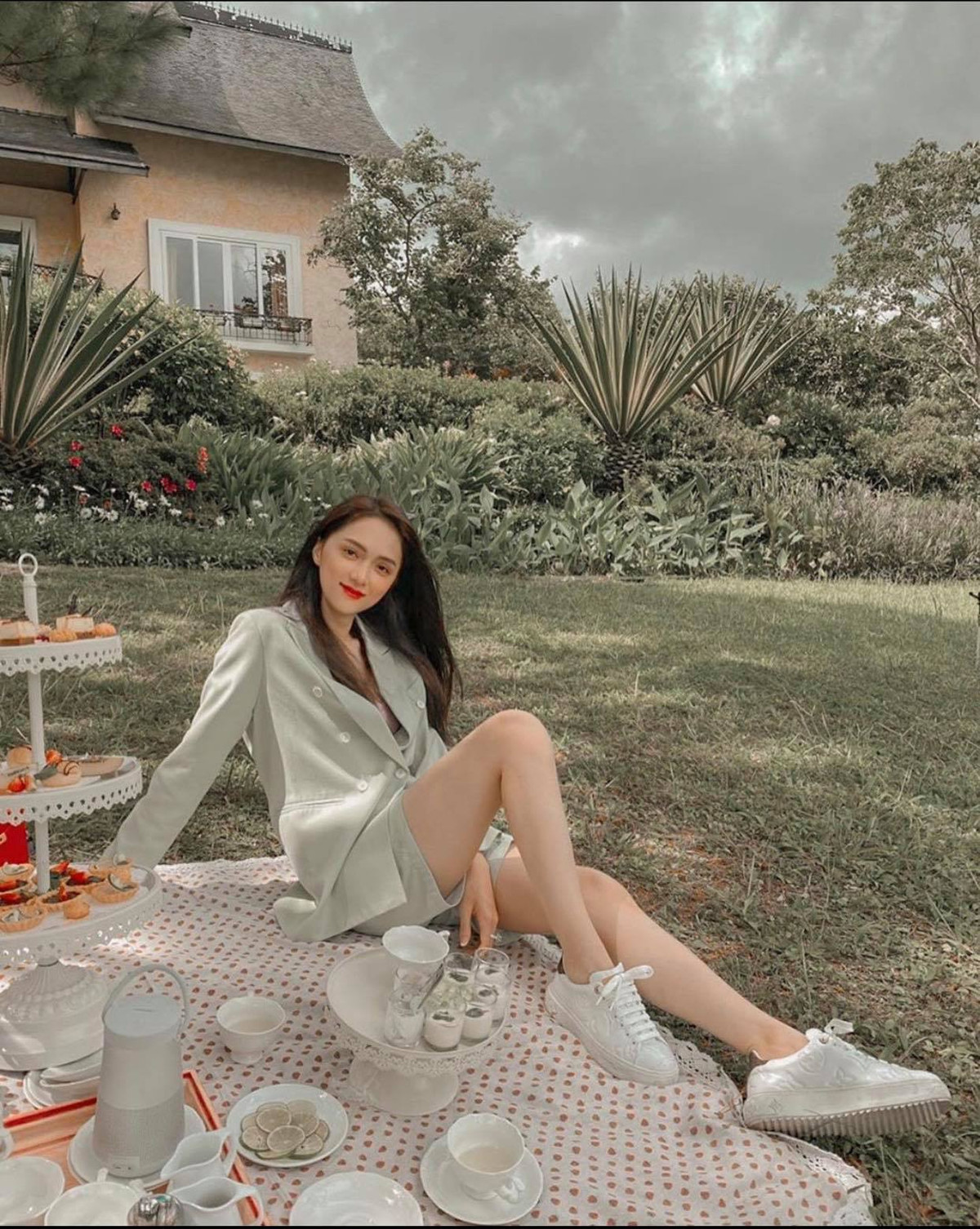 Ngoài ra, cô nàng còn chăm chỉ đạp xe , bơi lội, chạy bộ giúp cơ thể dẻo dai, bền bỉ hơn.