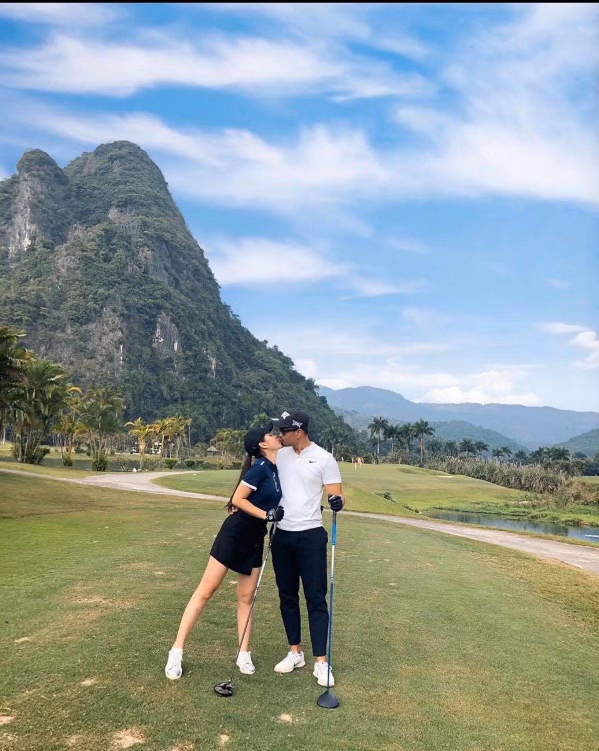 Thu Hoài và chồng sắp cưới có rất nhiều bộ ảnh được chụp tại sân tập golf.