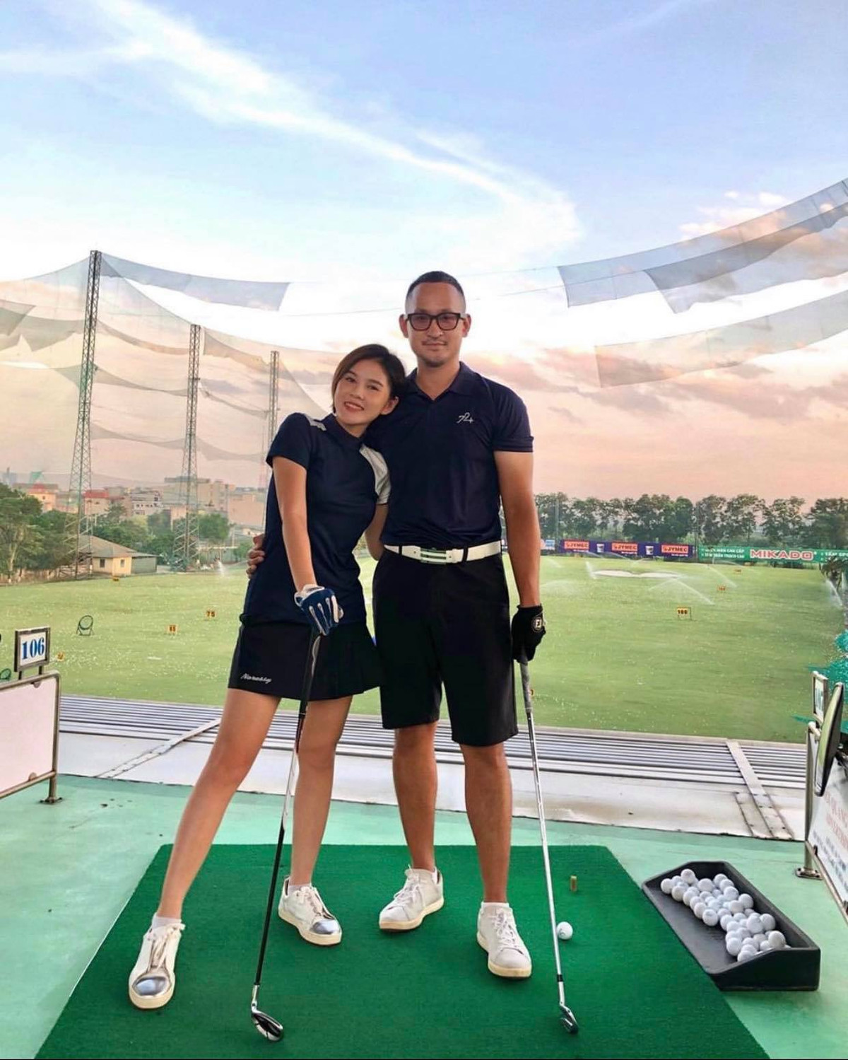 Cùng chung đam mê nên cặp đôi luôn lựa chọn đồ cặp dễ thương khi đi đánh golf cùng nhau.