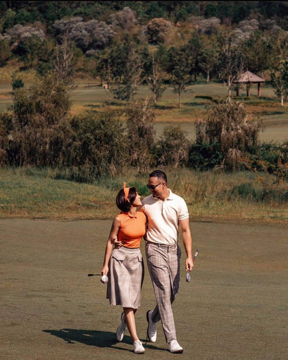 Bộ ảnh được chụp trong chuyến đi đánh golf tại Đà Lạt, đây cũng là thời điểm bạn trai của Thu Hoài cầu hôn cô.