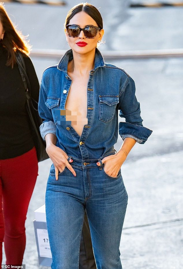 Vào vai một tay buôn vũ khí trong phần ngoại truyện của "Fast &amp; Furious", Eiza nhận được cơn mưa lời khen bởi thần thái cùng ngoại hình nóng bỏng của mình.