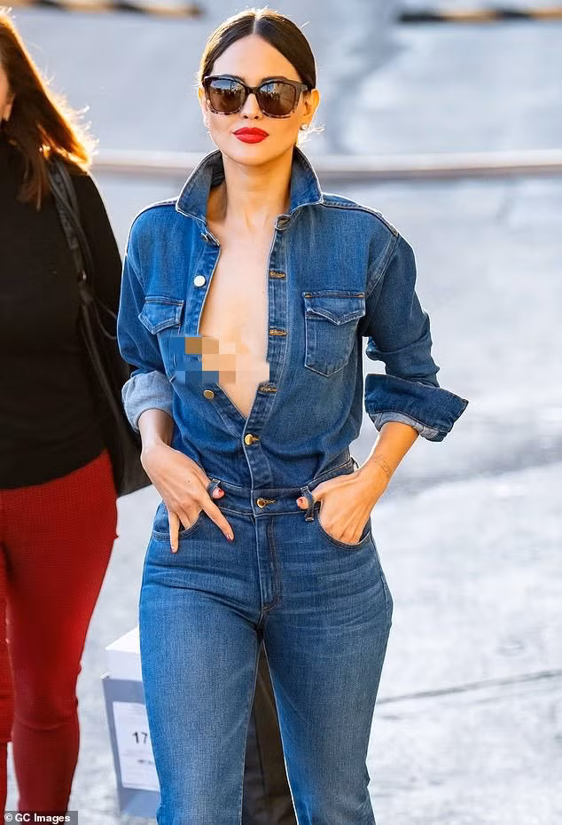 Vào vai một tay buôn vũ khí trong phần ngoại truyện của "Fast &amp; Furious", Eiza nhận được cơn mưa lời khen bởi thần thái cùng ngoại hình nóng bỏng của mình.