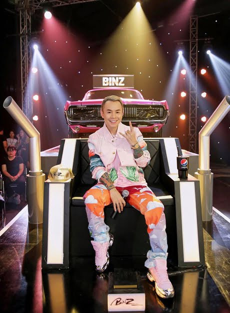 Xuất hiện với vai trò huấn luyện viên trong chương trình "Rap Việt". Binz nhận được sự yêu thích lớn nhờ khả năng chuyên môn, duyên dáng và gu thời trang cá tính.