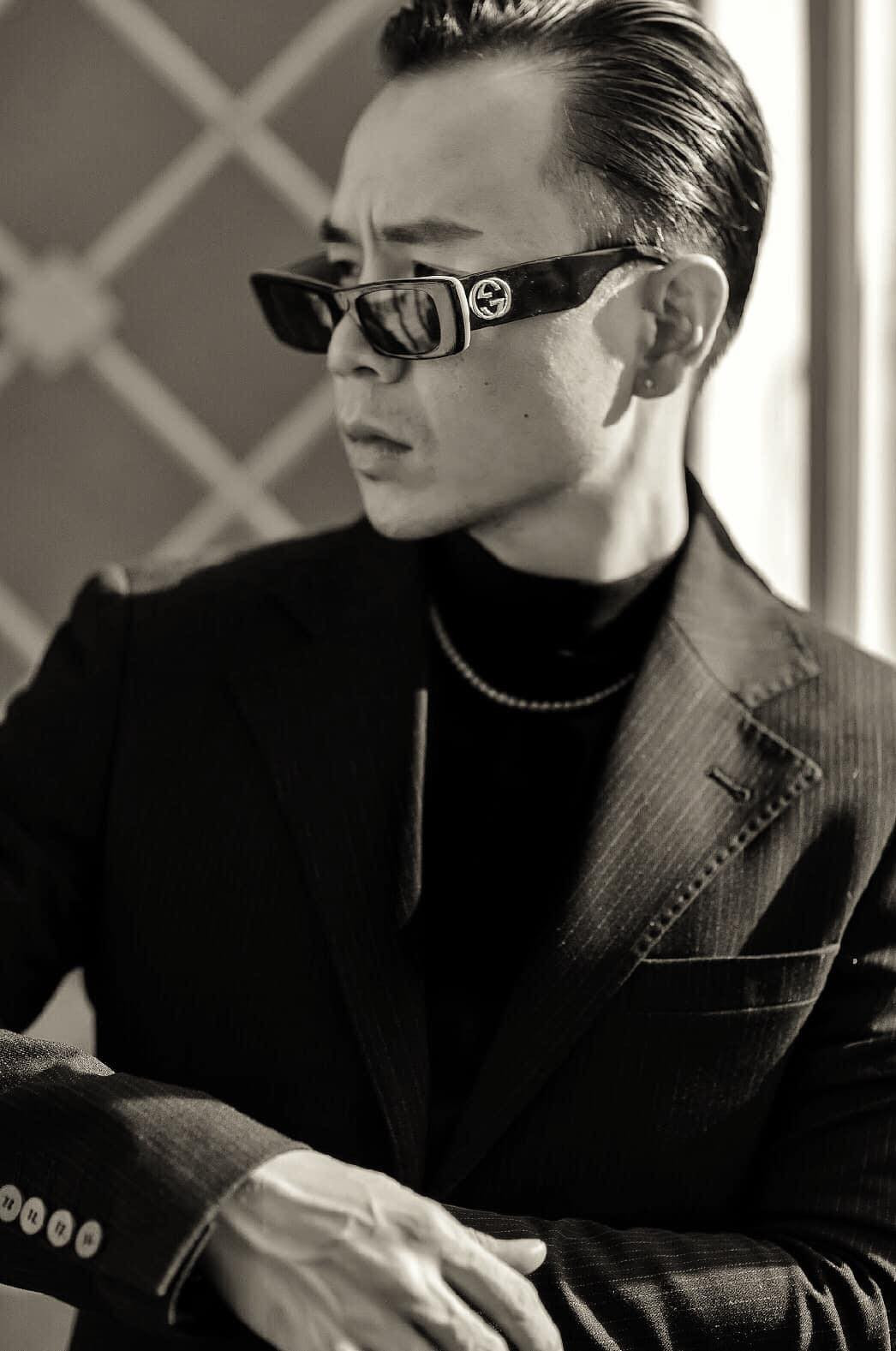 Biến thành một Gentleman chính hiệu khi diện đồ Âu, phụ kiện là chiếc kính Gucci hot hit.