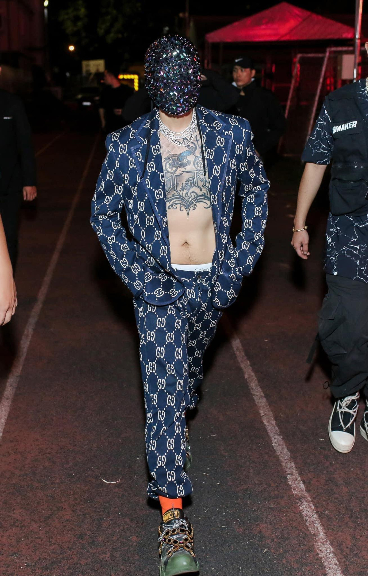 Diện cả cây của nhà mốt Gucci đắt đỏ cùng chiếc mặt nạ độc lạ nổi bật.