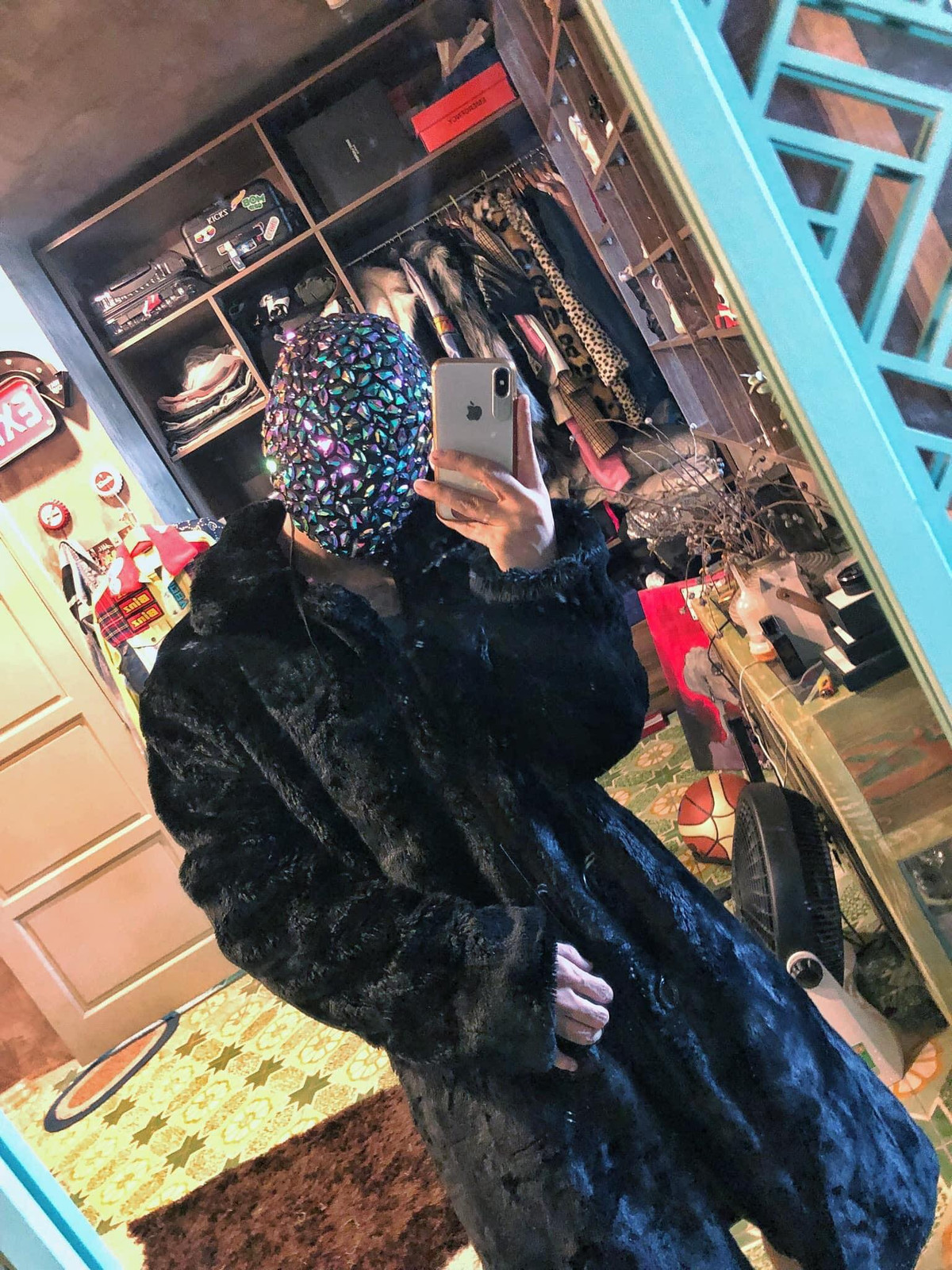 Những chiếc áo choàng lông to sụ cũng là item ưa thích của Binz.