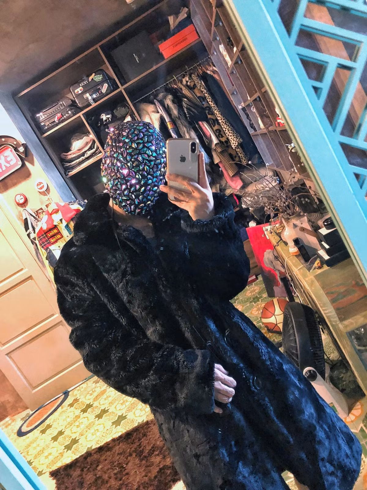 Những chiếc áo choàng lông to sụ cũng là item ưa thích của Binz.