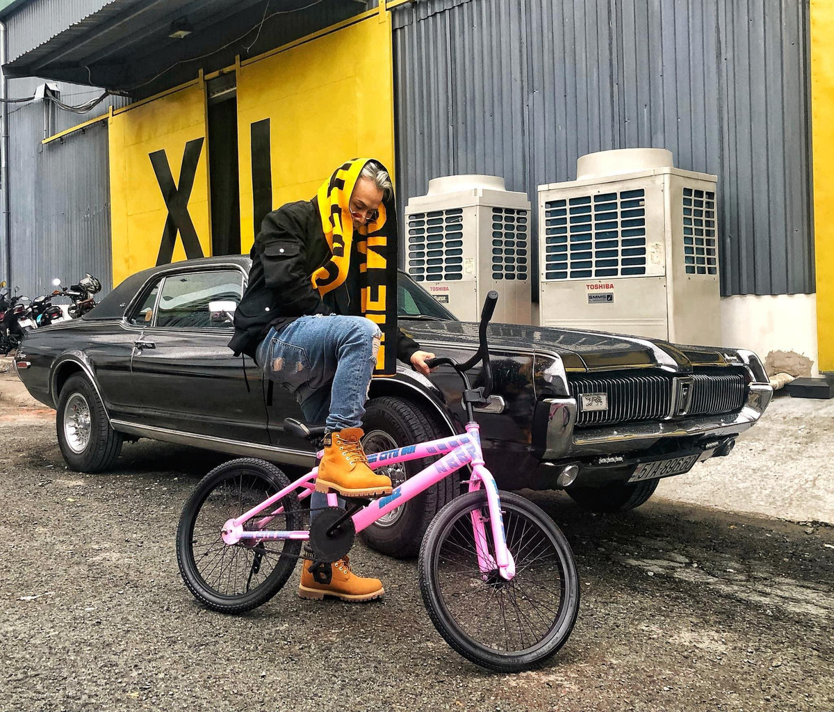 Chỉn chu trong từng set đồ, Binz thể hiện tính cách phóng khoáng, tỉ mẩn mỗi lần anh xuất hiện.