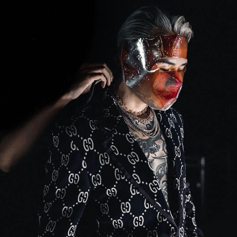 Là người Mỹ gốc Việt nên phong cách của Binz vô cùng lạ mắt, anh chàng thoải mái thể hiện bản thân mình mà không bị trói buộc bởi khuôn khổ nào.