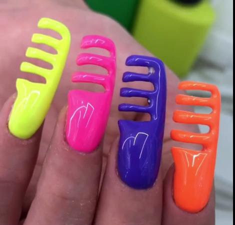 Móng tay hình những chiếc lược sặc sỡ.