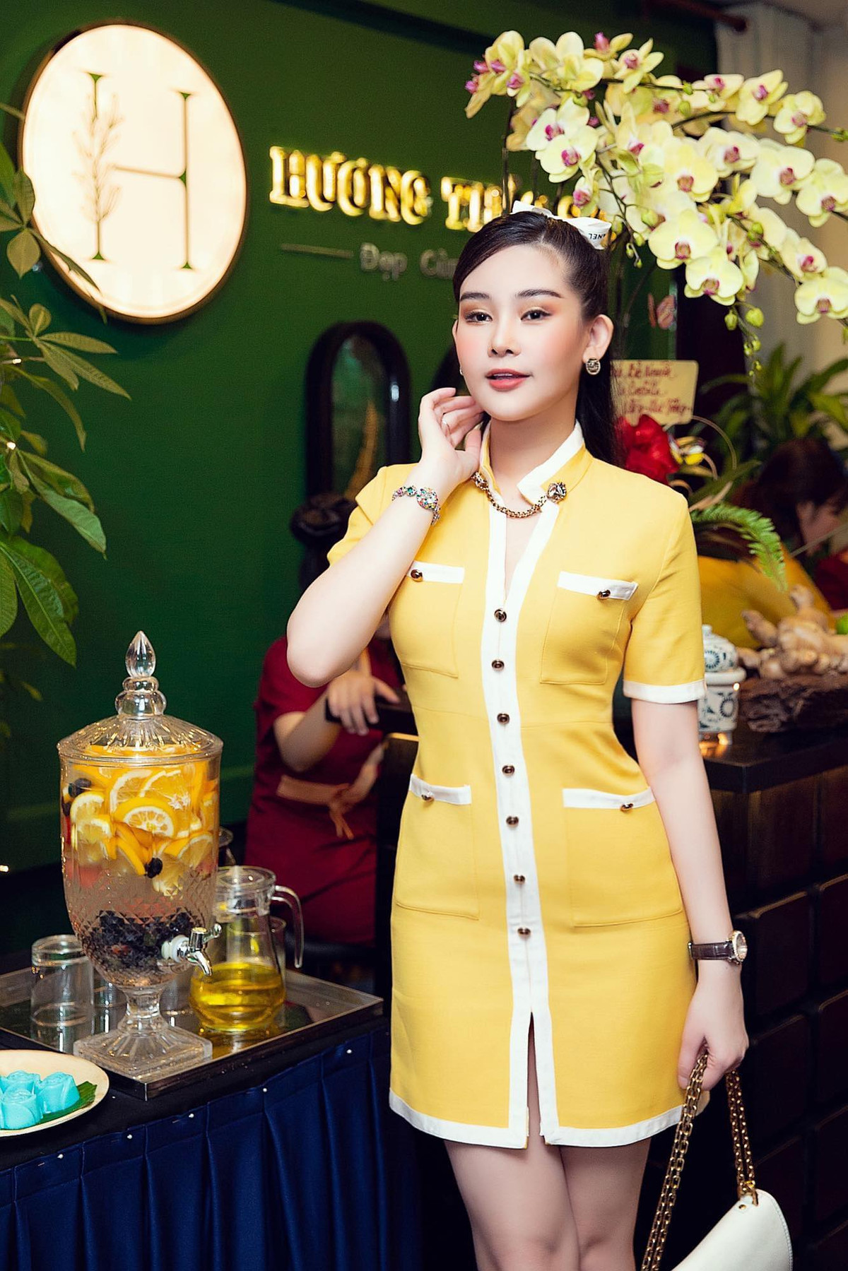 Những bộ cánh Ngân Anh lựa chọn cùng phụ kiện đều có giá đắt đỏ.