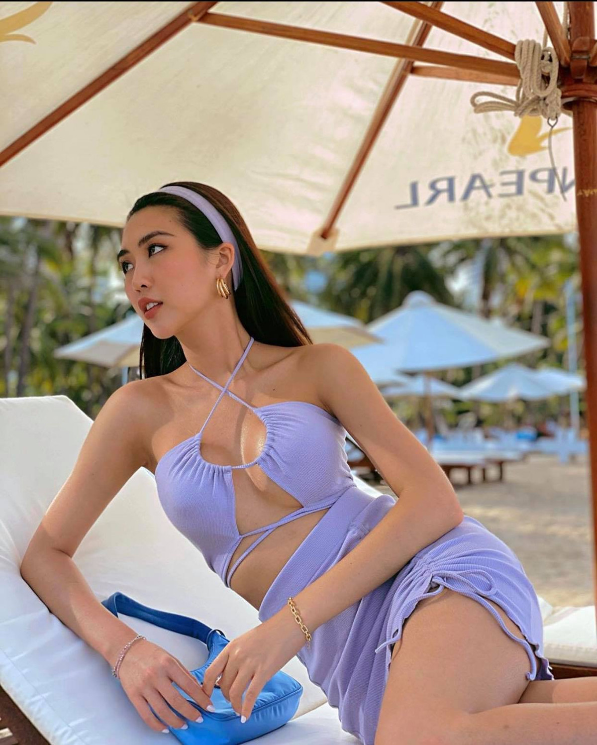 Thân hình đáng mơ ước của hoa hậu Tường Linh được cô nàng tích cực khoe khéo trong những chiếc váy hở bạo.