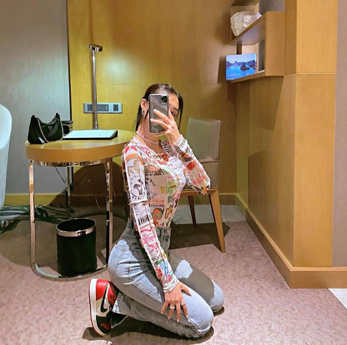 Cô nàng thường xuyên khoe body trong những bộ đồ ôm sát.