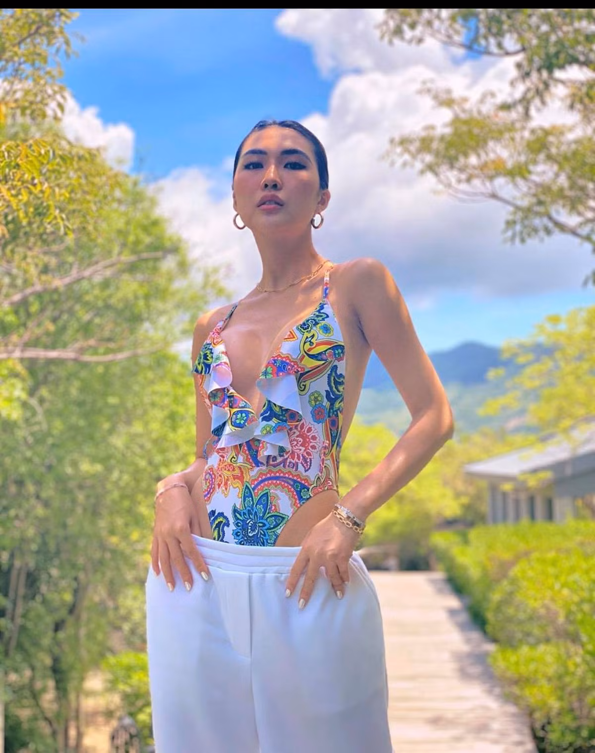 Vóc dáng của Tường Linh ngày càng đẫy đà, nóng bỏng hơn so với thời gian cô tham gia thi hoa hậu cách đây 1 năm.