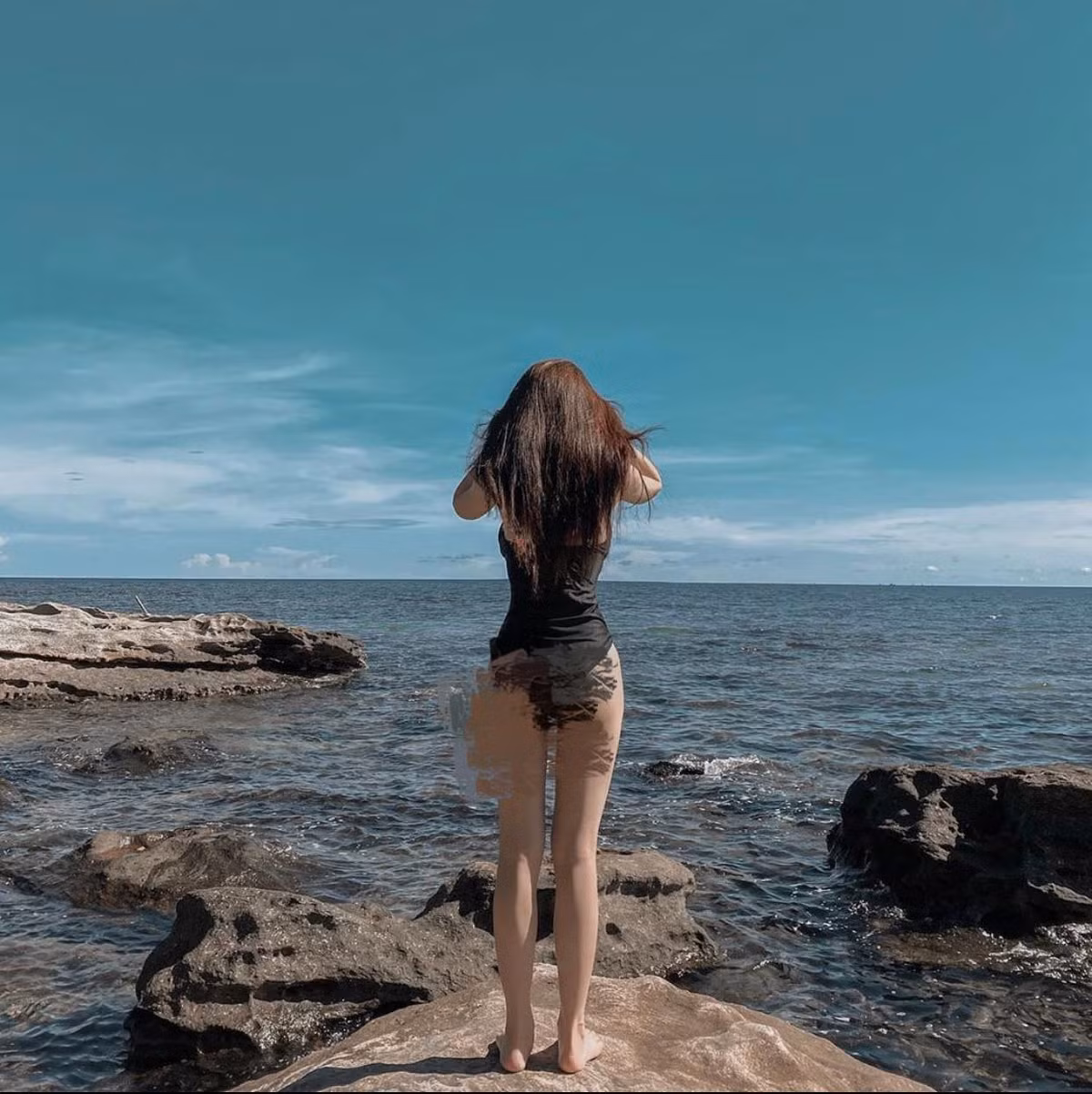 Vòng eo siêu nhỏ và tỉ lệ người cân đối của hotgirl sinh năm 2002 khiến cộng cồng mạng phải ghen tị.