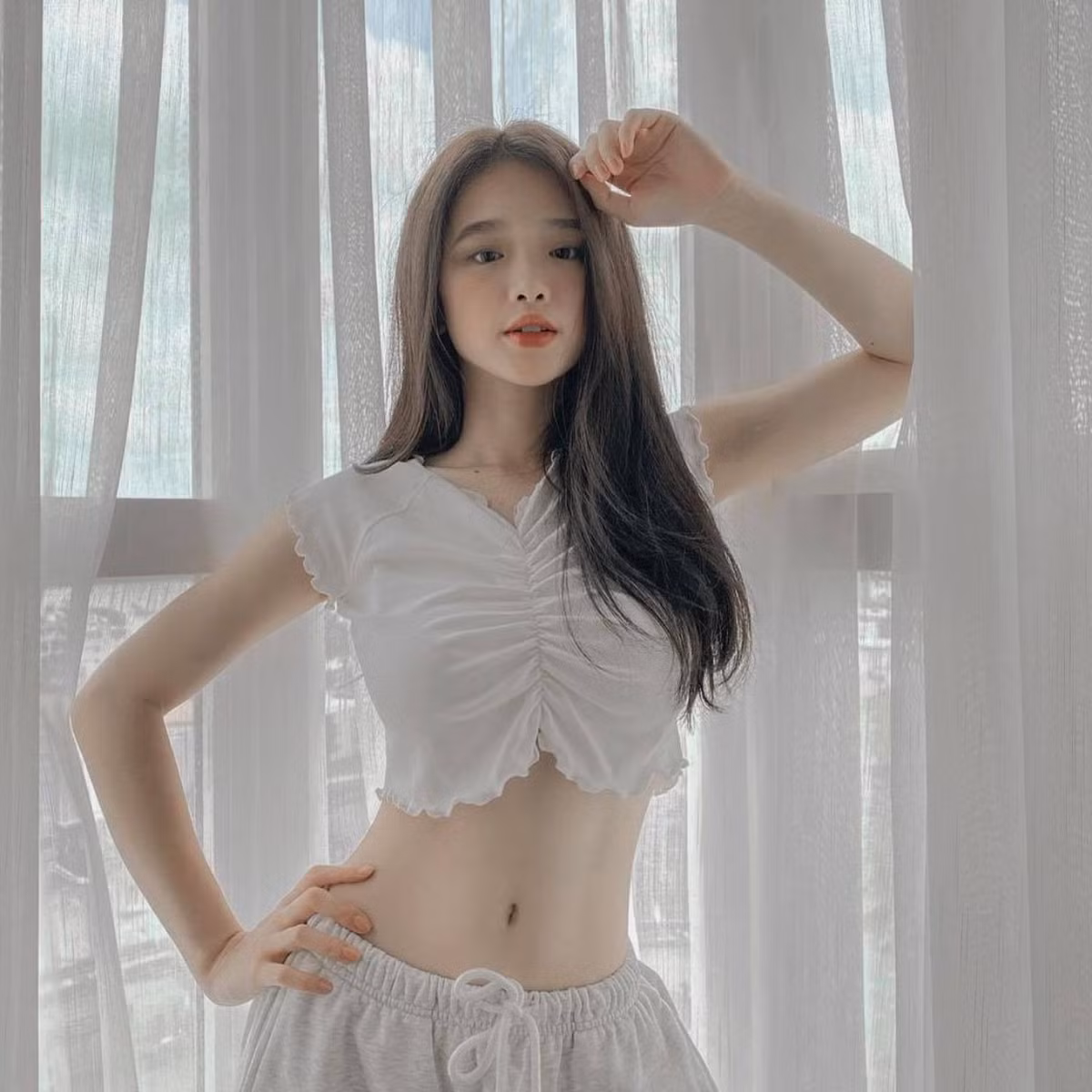 Cô nàng rất chăm chỉ luyện tập thể thao để giữ được vóc dáng săn chắc và vòng eo đáng mơ ước.