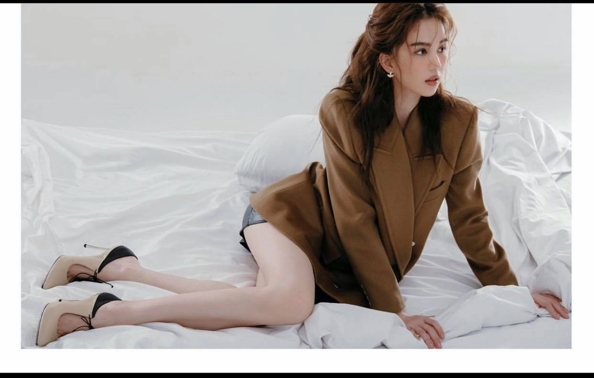 Nhan sắc và thần thái của Ngọc Trinh khiến cư dân mạng mê mẩn. Trông cô nàng như nàng thơ chính hiệu của YSL.