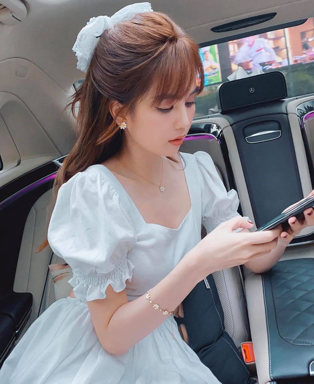 Đặc biệt tạo điểm nhấn bằng phụ kiến như nơ bản to hay khăn tăng thêm vẻ nữ tinh, tiểu thư ngọt ngào.