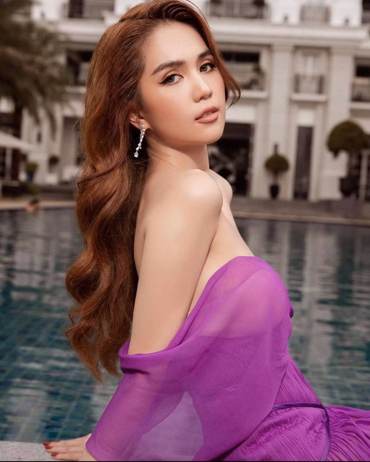 Vẻ đẹp cổ điển pha chút hững hờ của cô nàng khiến cộng đồng mạng một phen chao đảo.