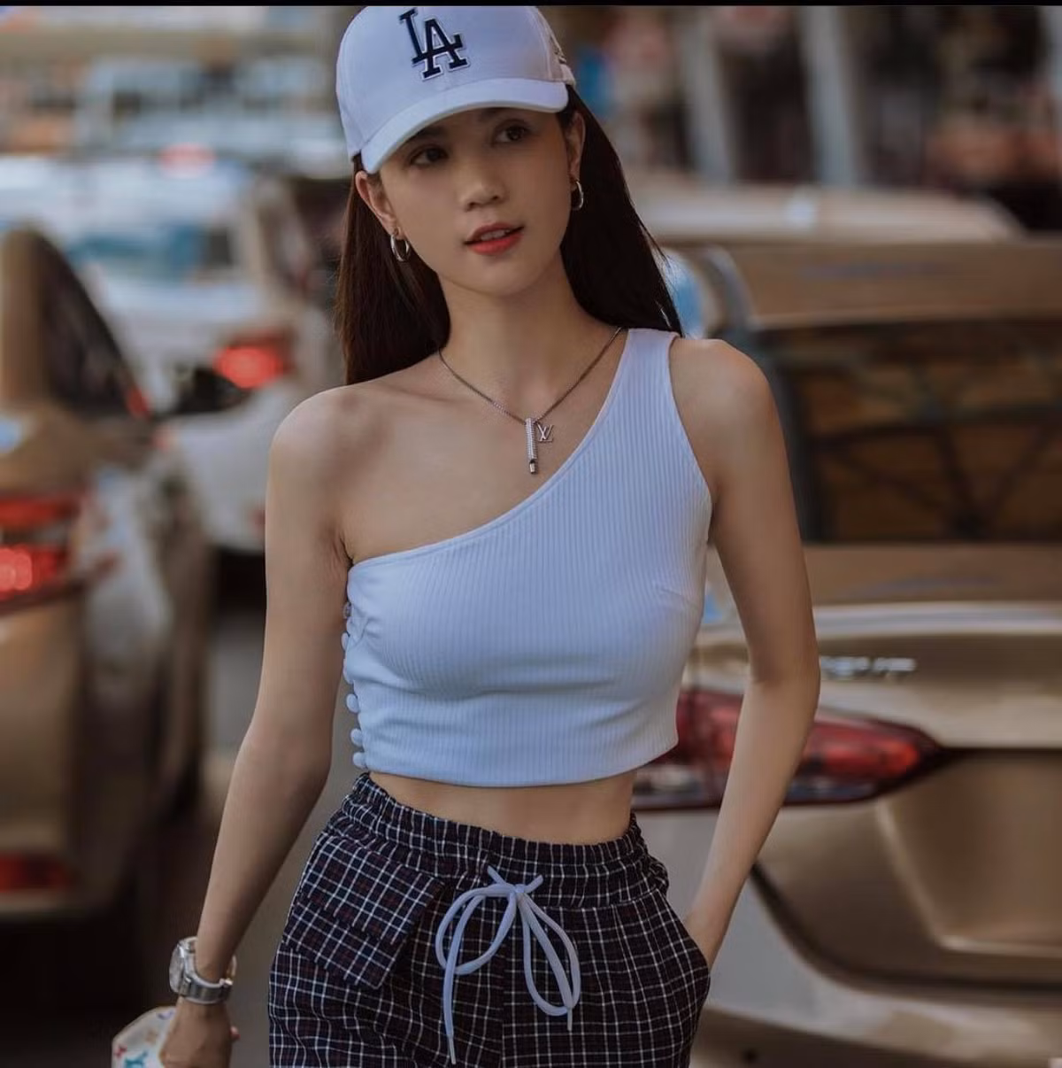 Cô nàng sở hữu một tủ đồ hiệu đồ sộ đáng ghen tị, mỗi clip đập hộp mua sắm của Ngọc Trinh lại khiến dân tình choáng váng bởi các con số.