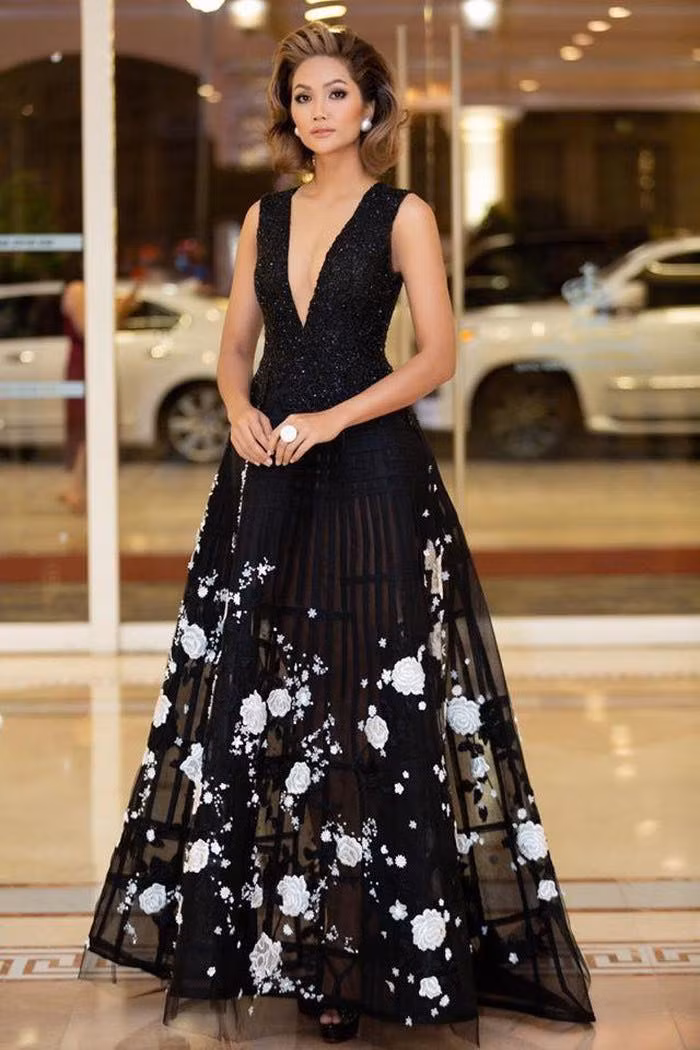 Tham dự sự kiện trao giải tại TP Hồ Chí Minh, H'hen Niê gây chú ý khi diện chiếc váy cắt xẻ ngực sang trọng, quyến rũ.