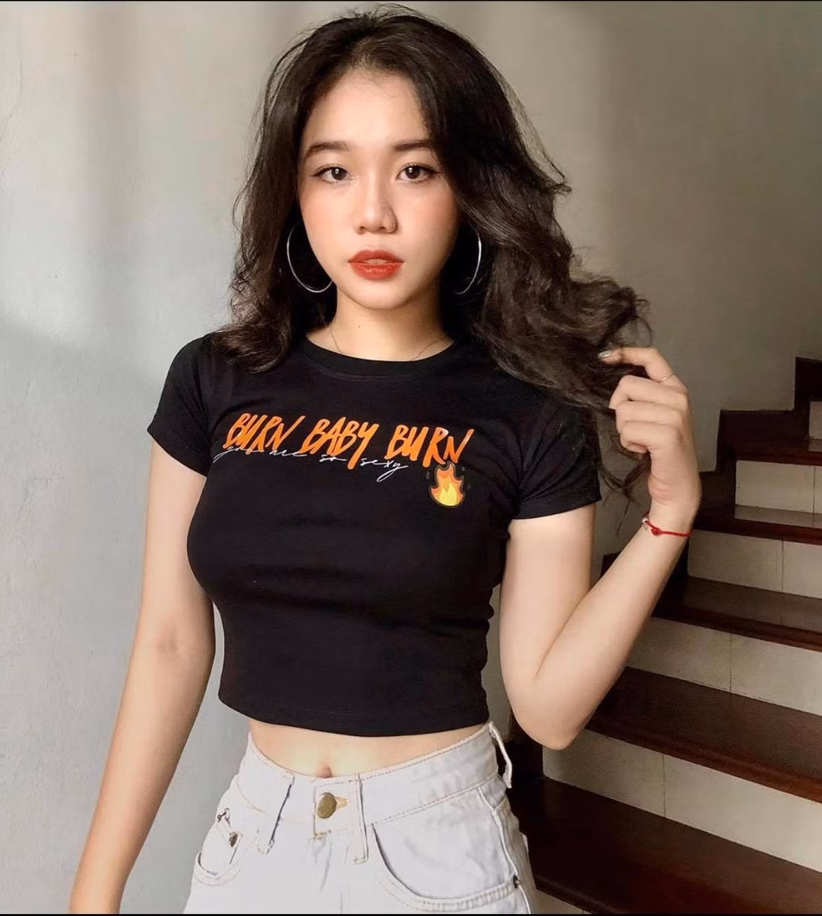 Dù kín đáo nhưng vẫn không kém phần quyến rũ và tôn dáng tuyệt đối khi diện áo phông ôm sát người.