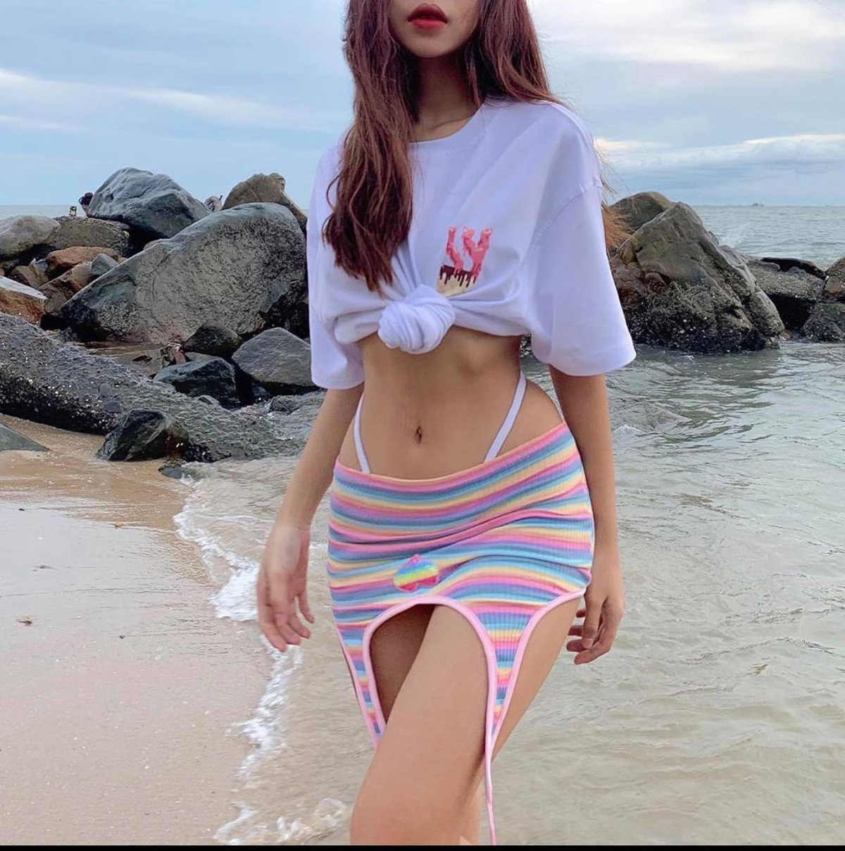 Hiện nay các hotgirl trên Instagram thường nhận chụp ảnh quảng cáo thời trang, từ đây những bức hình PR áo phông ra đời khiến cộng đồng mạng nhức mắt.