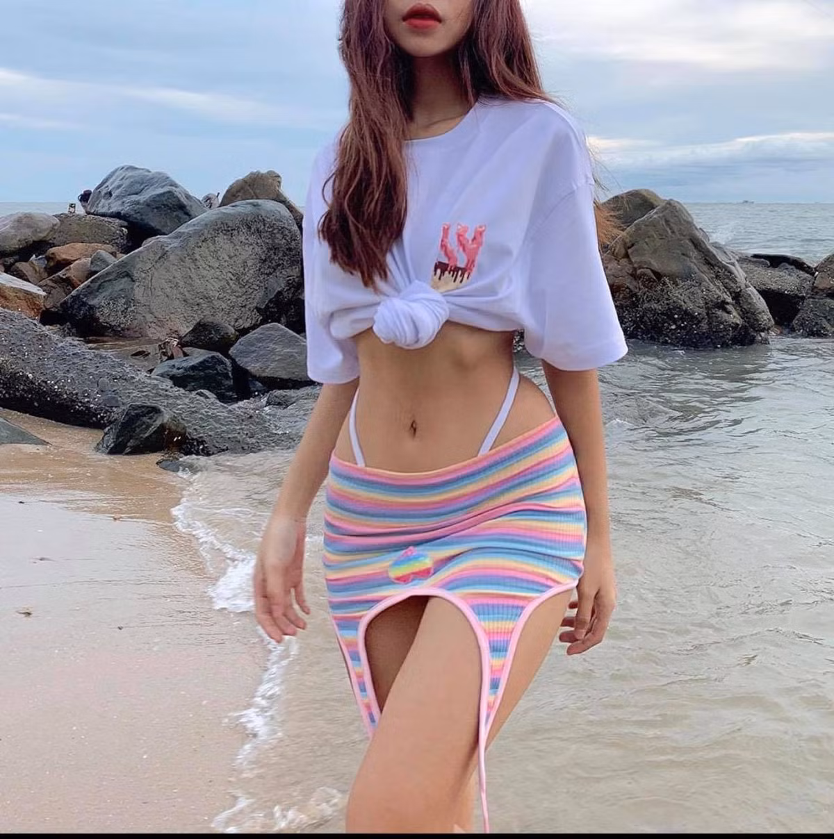 Hiện nay các hotgirl trên Instagram thường nhận chụp ảnh quảng cáo thời trang, từ đây những bức hình PR áo phông ra đời khiến cộng đồng mạng nhức mắt.