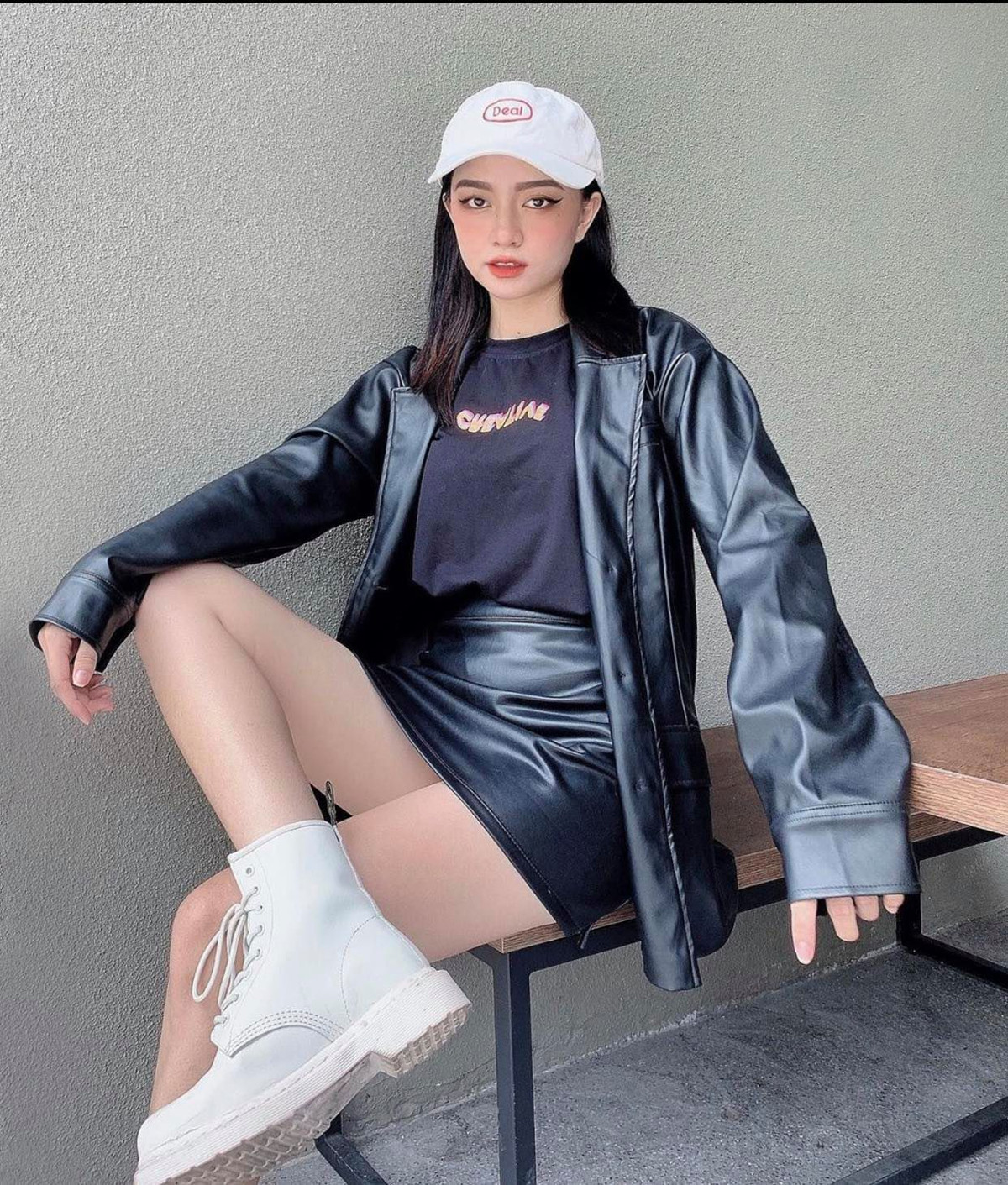 Kết hợp nhiều phụ kiện như khoác da, mũ lưỡi trai cá tính.