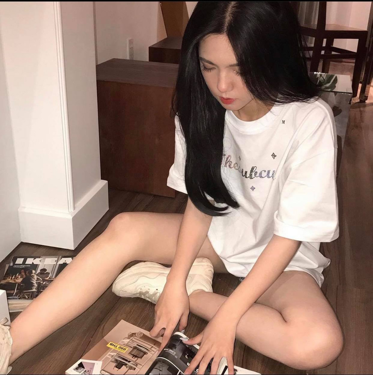 Để tránh gây phản cảm và bị ném đá, hãy lựa chọn phụ kiện và đồ mặc cùng áo phông phù hợp và đẹp mắt.