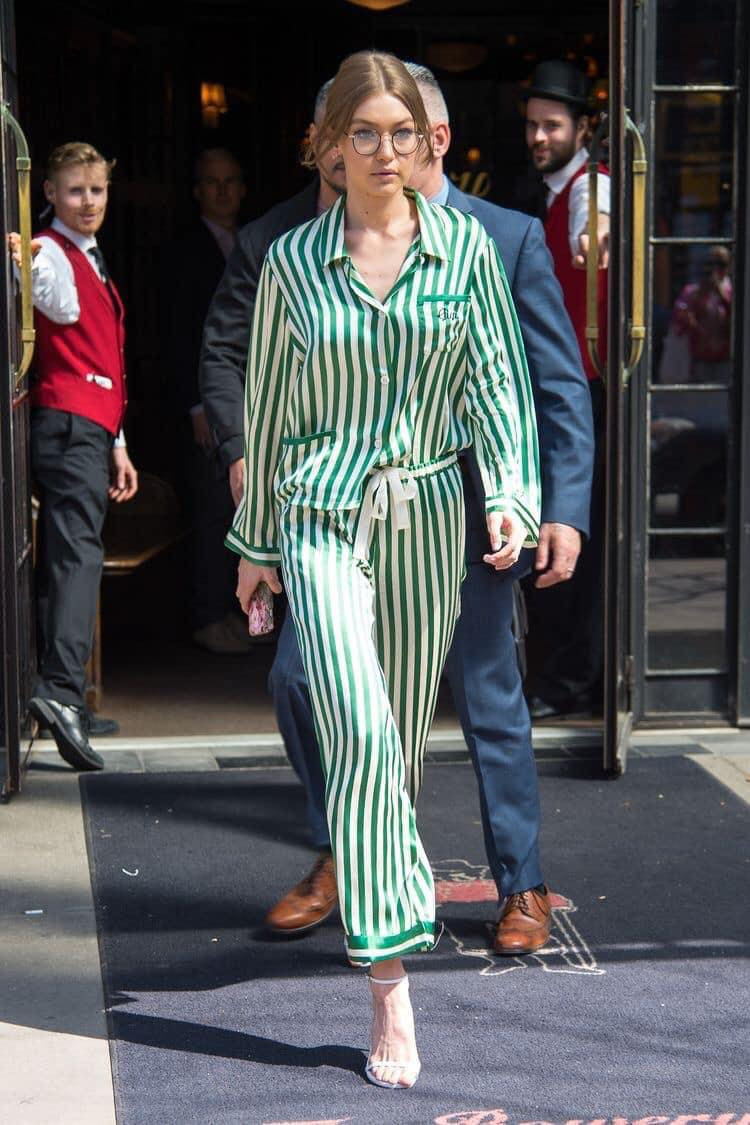 GiGi Hadid nhìn vô cùng sang chảnh khi khéo léo tạo điểm nhấn cho bộ đồ ngủ bằng cách sơ vin một vạt.