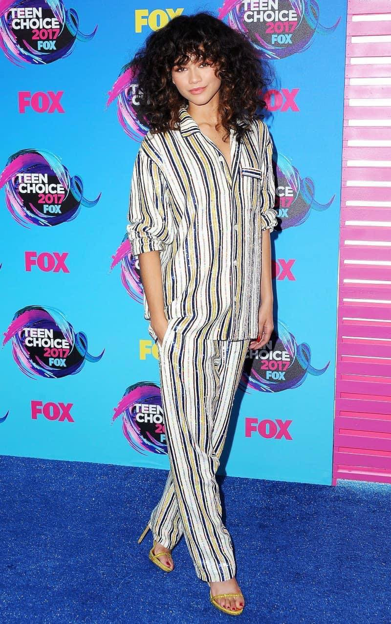Sao Disney Zendaya là tín đồ của pyjama, khi tham dự thảm đỏ Teen Choice 2017 cô nàng cũng lựa chọn pyjama sọc chất liệu sequin nổi bật.