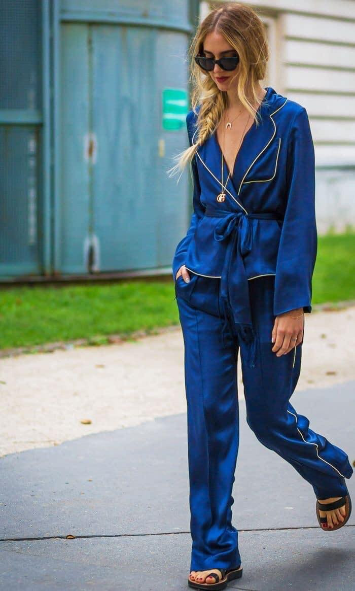 Pyjama màu xanh dương có vẻ rất được ưa chuộng vì màu sắc sang trọng lại tôn da cực đỉnh.