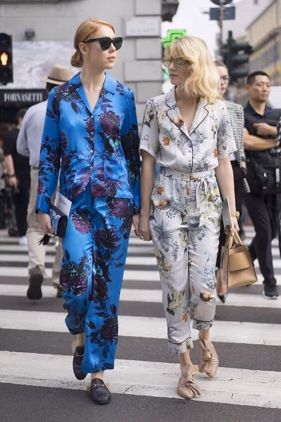 Thời trang dạo phố kết hợp cùng những phụ kiện hàng hiệu đắt đỏ.