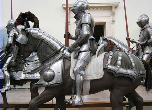 Thời nay chúng ta có xu hướng nghĩ về con ngựa như một phương tiện di chuyển nhưng “ngựa chiến” được đào tạo bởi các hiệp sĩ thời trung cổ lại là một vũ khí sinh học đáng sợ. Nó được mang giáp sắt khắp người và gắn các đao kiếm khắp người. Mỗi khi một đàn ngựa được trang bị như vậy xông lên, đối phương không tránh khỏi thương vong.
