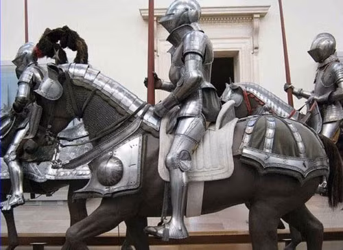 Thời nay chúng ta có xu hướng nghĩ về con ngựa như một phương tiện di chuyển nhưng “ngựa chiến” được đào tạo bởi các hiệp sĩ thời trung cổ lại là một vũ khí sinh học đáng sợ. Nó được mang giáp sắt khắp người và gắn các đao kiếm khắp người. Mỗi khi một đàn ngựa được trang bị như vậy xông lên, đối phương không tránh khỏi thương vong.
