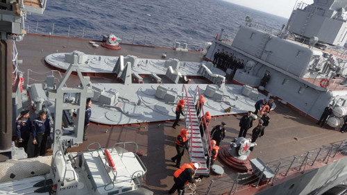 Các thủy thủ chuẩn bị cầu tàu trên boong tàu Moskva trong khi tàu đang tuần tra ở Địa Trung Hải gần bờ biển Syria. Ngay cạnh đó là bệ phóng tên lửa phòng không S-300F.