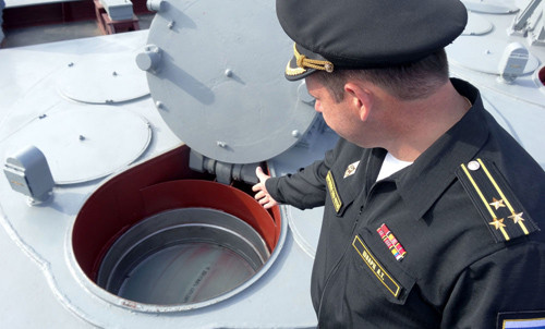 Đại úy Shvarts đang kiểm tra giếng phóng tên lửa phòng không S-300F.