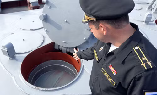 Đại úy Shvarts đang kiểm tra giếng phóng tên lửa phòng không S-300F.