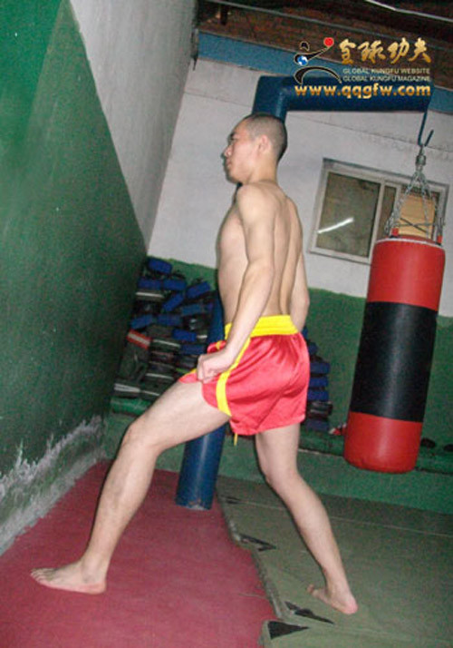 Khi luyện tập phải vận khí lên não cho sung mãn và mỗi ngày đập vào bao ngàn lần. Ban đầu không được ra sức dùng đỉnh đầu đập mạnh mà phải luyện nhẹ nhàng và từ từ tăng dần sức đập. Khổ luyện một năm là sơ bộ có thể thành tựu được giai đoạn 1. 