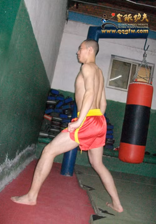 Khi luyện tập phải vận khí lên não cho sung mãn và mỗi ngày đập vào bao ngàn lần. Ban đầu không được ra sức dùng đỉnh đầu đập mạnh mà phải luyện nhẹ nhàng và từ từ tăng dần sức đập. Khổ luyện một năm là sơ bộ có thể thành tựu được giai đoạn 1. 