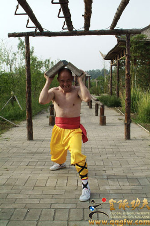 Người ta cũng biết đến thiết đầu công như một trong những tuyệt kỹ của phái Thiếu Lâm thông qua nhiều bộ phim mà trong đó sư Thiếu Lâm hàng ngày ngồi trước một đống gạch rồi dùng đầu đập cho vỡ gạch.