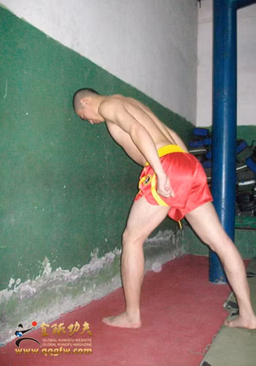 Sau khi đập vào thân cây mà không còn cảm thấy đau nữa thì có thể thay thân cây gỗ bằng đá hoặc bờ tường cứng để luyện. Mỗi ngày nên luyện 1 giờ vào buổi sáng sớm, cường độ luyện tập tùy theo thể trạng của mỗi người mà chọn cách khác nhau.