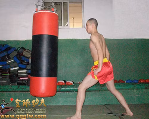 Điều đó có nghĩa là khi luyện tập phải kết hợp luyện cả bên trong lẫn bên ngoài. Trong thì luyện khí công làm chỗ dựa, ngoài thì luyện cho gân, xương bền chắc để đủ sức va đập mà không bị chấn thương.